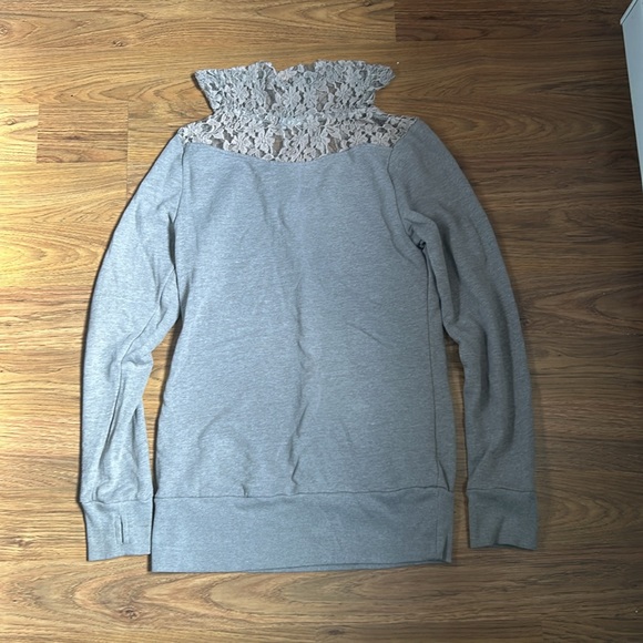 💥 5 for $15 - Beautiful Lace Neck Sweatshirt - Picture 7 of 7